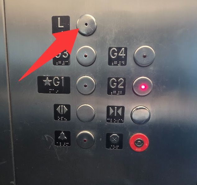 Elevator buttons; a red arrow points to the L button